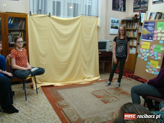 Zdjęcie w galerii na portalu naszraciborz.pl: Gimnazjaliści z Nędzy noc spędzili w... bibliotece  wiadomości z regionu