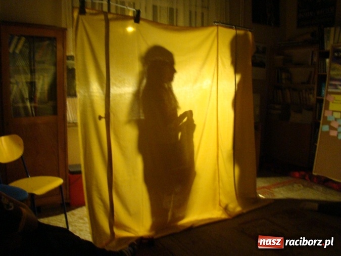 Zdjęcie w galerii na portalu naszraciborz.pl: Gimnazjaliści z Nędzy noc spędzili w... bibliotece  wiadomości z regionu