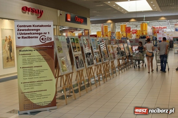 Zdjęcie w galerii na portalu naszraciborz.pl: Uczniowie CKZiU nr 1 pokazują swoje prace w Auchan  wiadomości z regionu