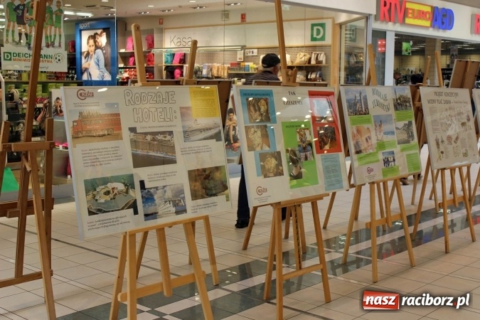 Zdjęcie w galerii na portalu naszraciborz.pl: Uczniowie CKZiU nr 1 pokazują swoje prace w Auchan  wiadomości z regionu