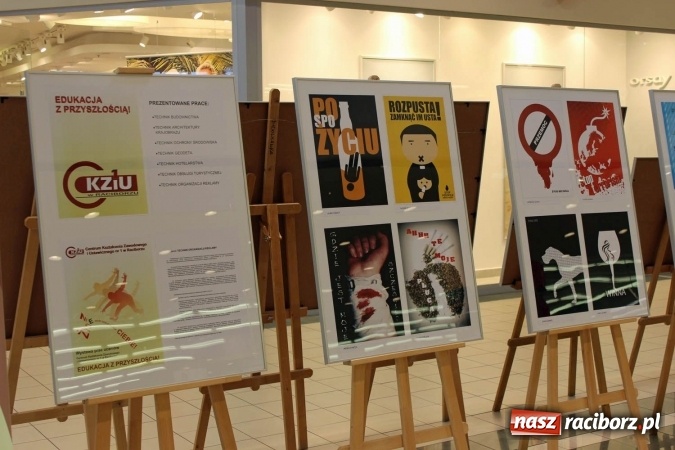 Zdjęcie w galerii na portalu naszraciborz.pl: Uczniowie CKZiU nr 1 pokazują swoje prace w Auchan  wiadomości z regionu