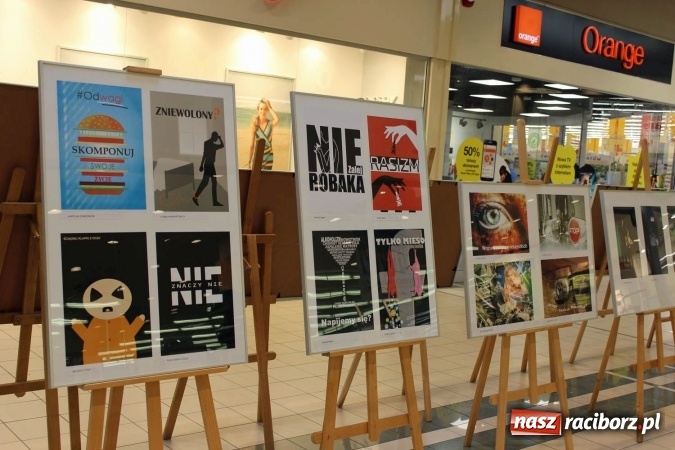 Zdjęcie w galerii na portalu naszraciborz.pl: Uczniowie CKZiU nr 1 pokazują swoje prace w Auchan  wiadomości z regionu