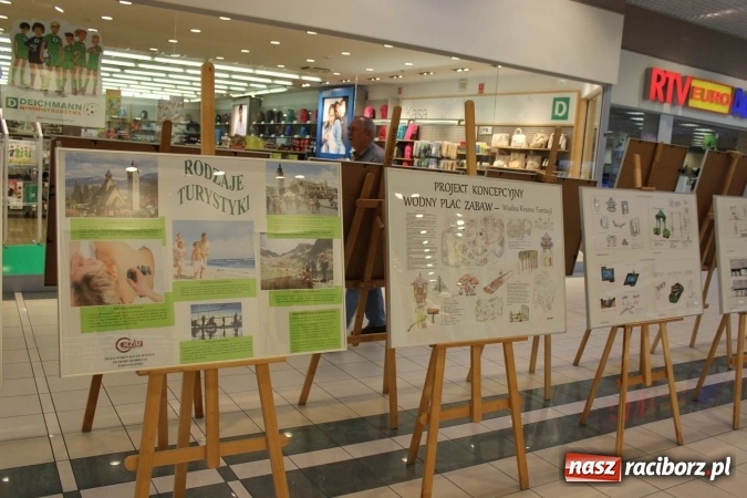 Zdjęcie w galerii na portalu naszraciborz.pl: Uczniowie CKZiU nr 1 pokazują swoje prace w Auchan  wiadomości z regionu