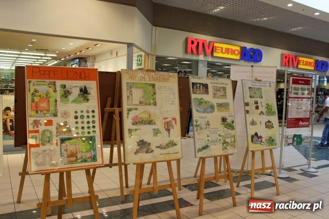 Zdjęcie w galerii na portalu naszraciborz.pl: Uczniowie CKZiU nr 1 pokazują swoje prace w Auchan  wiadomości z regionu