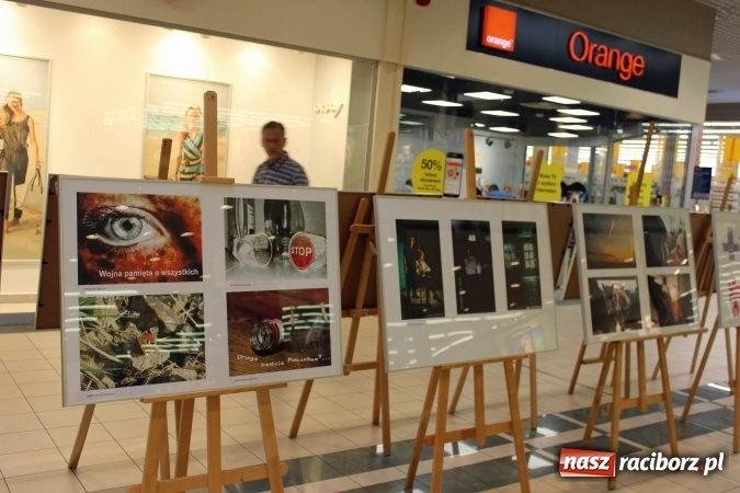 Zdjęcie w galerii na portalu naszraciborz.pl: Uczniowie CKZiU nr 1 pokazują swoje prace w Auchan  wiadomości z regionu
