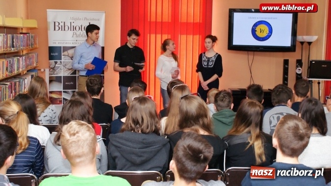 Zdjęcie w galerii na portalu naszraciborz.pl: Ułożeni w czasoprzestrzeni - niecodzienna lekcja w bibliotece  wiadomości z regionu