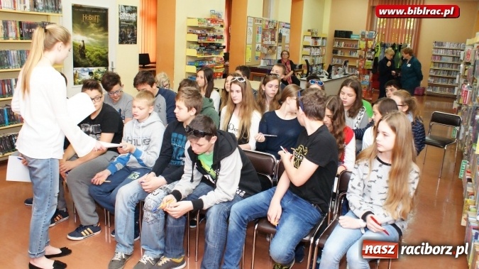 Zdjęcie w galerii na portalu naszraciborz.pl: Ułożeni w czasoprzestrzeni - niecodzienna lekcja w bibliotece  wiadomości z regionu