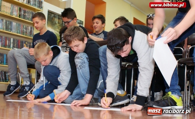 Zdjęcie w galerii na portalu naszraciborz.pl: Ułożeni w czasoprzestrzeni - niecodzienna lekcja w bibliotece  wiadomości z regionu