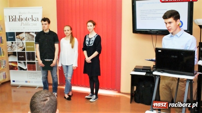 Zdjęcie w galerii na portalu naszraciborz.pl: Ułożeni w czasoprzestrzeni - niecodzienna lekcja w bibliotece  wiadomości z regionu