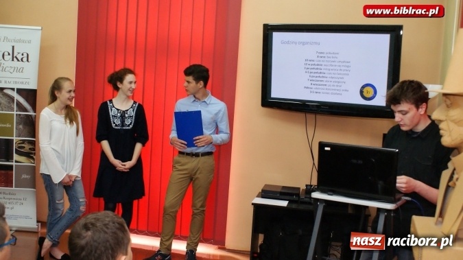 Zdjęcie w galerii na portalu naszraciborz.pl: Ułożeni w czasoprzestrzeni - niecodzienna lekcja w bibliotece  wiadomości z regionu
