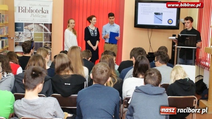 Zdjęcie w galerii na portalu naszraciborz.pl: Ułożeni w czasoprzestrzeni - niecodzienna lekcja w bibliotece  wiadomości z regionu