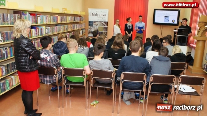 Zdjęcie w galerii na portalu naszraciborz.pl: Ułożeni w czasoprzestrzeni - niecodzienna lekcja w bibliotece  wiadomości z regionu