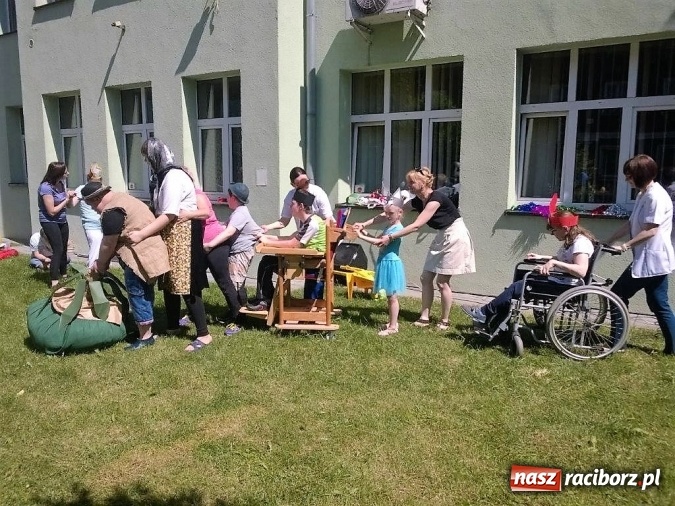 Zdjęcie w galerii na portalu naszraciborz.pl: Radość i zabawa na pikniku rodzinnym w Raciborskim Centrum Rehabilitacji Osób Niepełnosprawnych  wiadomości z regionu