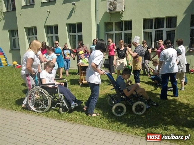Zdjęcie w galerii na portalu naszraciborz.pl: Radość i zabawa na pikniku rodzinnym w Raciborskim Centrum Rehabilitacji Osób Niepełnosprawnych  wiadomości z regionu