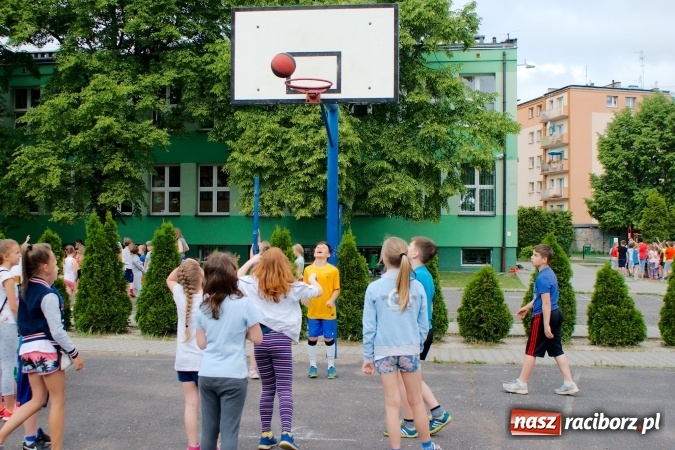 Zdjęcie w galerii na portalu naszraciborz.pl: W Szkole Podstawowej nr 13 świętowali Dzień Sportu wiadomości z regionu