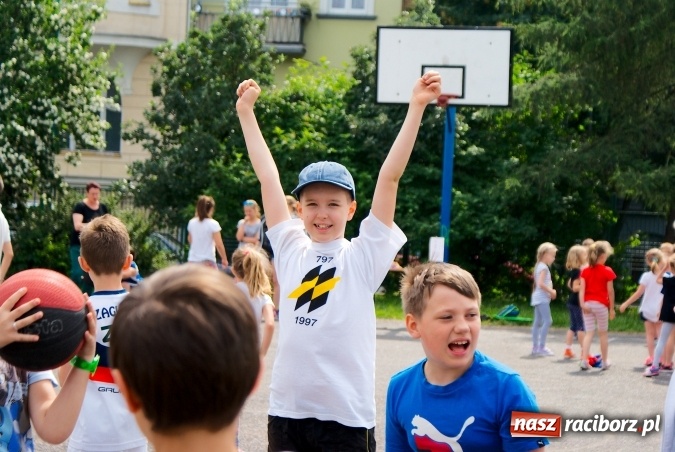 Zdjęcie w galerii na portalu naszraciborz.pl: W Szkole Podstawowej nr 13 świętowali Dzień Sportu wiadomości z regionu