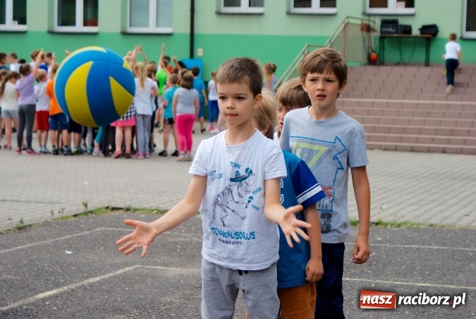 Zdjęcie w galerii na portalu naszraciborz.pl: W Szkole Podstawowej nr 13 świętowali Dzień Sportu wiadomości z regionu