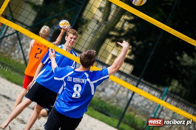 Zdjęcie w galerii na portalu naszraciborz.pl: Finał Rejonowy w Siatkówce Plażowej Szkół Gimnazjalnych Dziewcząt i Chłopców wiadomości z regionu