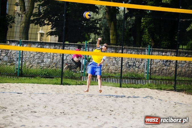 Zdjęcie w galerii na portalu naszraciborz.pl: Finał Rejonowy w Siatkówce Plażowej Szkół Gimnazjalnych Dziewcząt i Chłopców wiadomości z regionu
