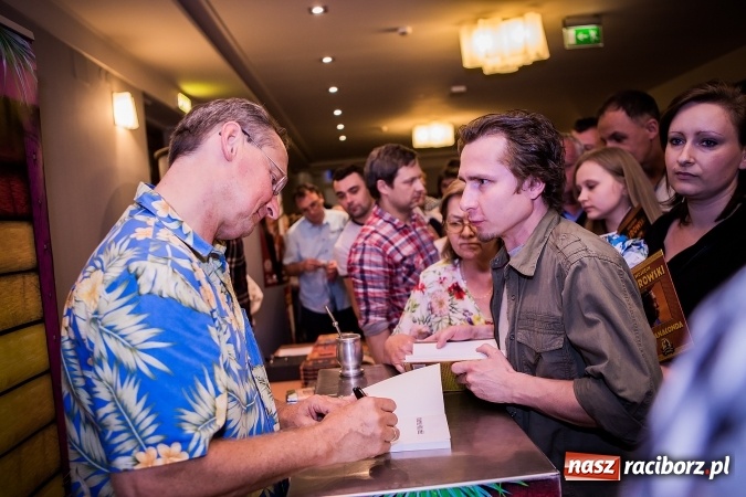 Zdjęcie w galerii na portalu naszraciborz.pl: Wojciech Cejrowski bawił w Raciborskim Centrum Kultury wiadomości z regionu