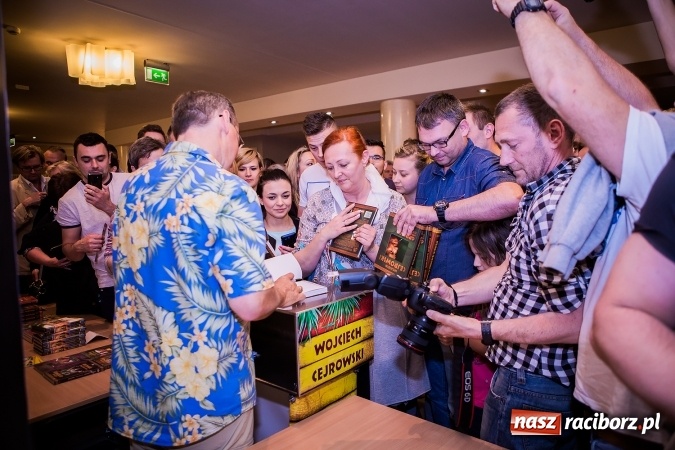 Zdjęcie w galerii na portalu naszraciborz.pl: Wojciech Cejrowski bawił w Raciborskim Centrum Kultury wiadomości z regionu