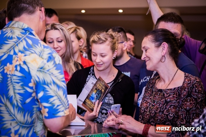 Zdjęcie w galerii na portalu naszraciborz.pl: Wojciech Cejrowski bawił w Raciborskim Centrum Kultury wiadomości z regionu