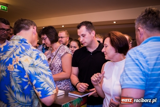 Zdjęcie w galerii na portalu naszraciborz.pl: Wojciech Cejrowski bawił w Raciborskim Centrum Kultury wiadomości z regionu