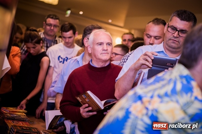 Zdjęcie w galerii na portalu naszraciborz.pl: Wojciech Cejrowski bawił w Raciborskim Centrum Kultury wiadomości z regionu