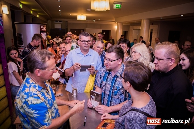 Zdjęcie w galerii na portalu naszraciborz.pl: Wojciech Cejrowski bawił w Raciborskim Centrum Kultury wiadomości z regionu