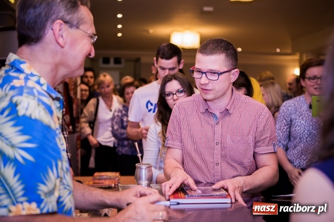 Zdjęcie w galerii na portalu naszraciborz.pl: Wojciech Cejrowski bawił w Raciborskim Centrum Kultury wiadomości z regionu
