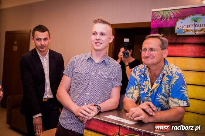 Zdjęcie w galerii na portalu naszraciborz.pl: Wojciech Cejrowski bawił w Raciborskim Centrum Kultury wiadomości z regionu