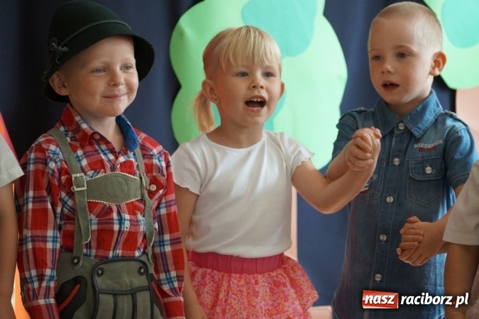 Zdjęcie w galerii na portalu naszraciborz.pl: Zakochani w swoich mamach! Dzień Matki w Przedszkolu w Łęgu  wiadomości z regionu