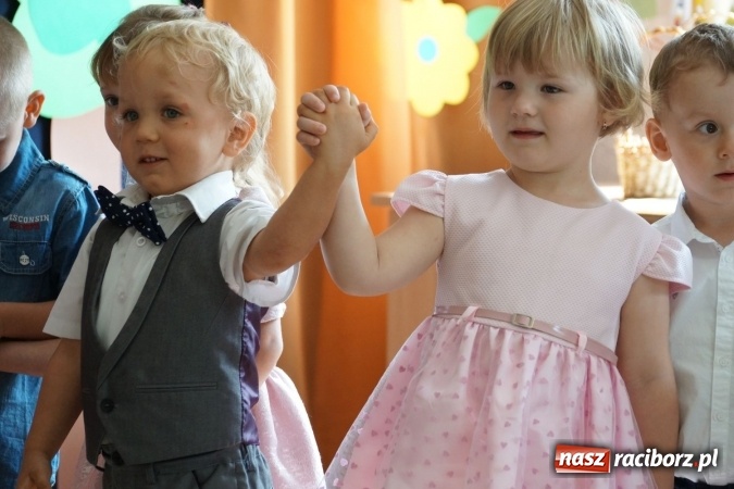 Zdjęcie w galerii na portalu naszraciborz.pl: Zakochani w swoich mamach! Dzień Matki w Przedszkolu w Łęgu  wiadomości z regionu
