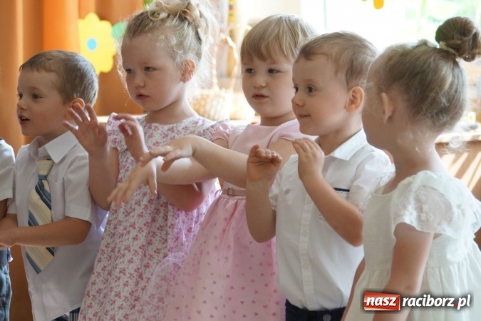 Zdjęcie w galerii na portalu naszraciborz.pl: Zakochani w swoich mamach! Dzień Matki w Przedszkolu w Łęgu  wiadomości z regionu