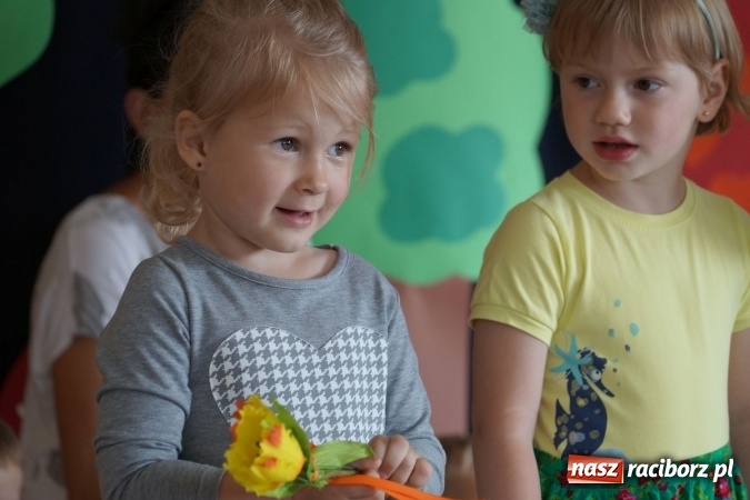 Zdjęcie w galerii na portalu naszraciborz.pl: Zakochani w swoich mamach! Dzień Matki w Przedszkolu w Łęgu  wiadomości z regionu