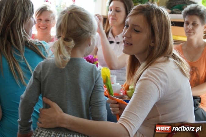 Zdjęcie w galerii na portalu naszraciborz.pl: Zakochani w swoich mamach! Dzień Matki w Przedszkolu w Łęgu  wiadomości z regionu
