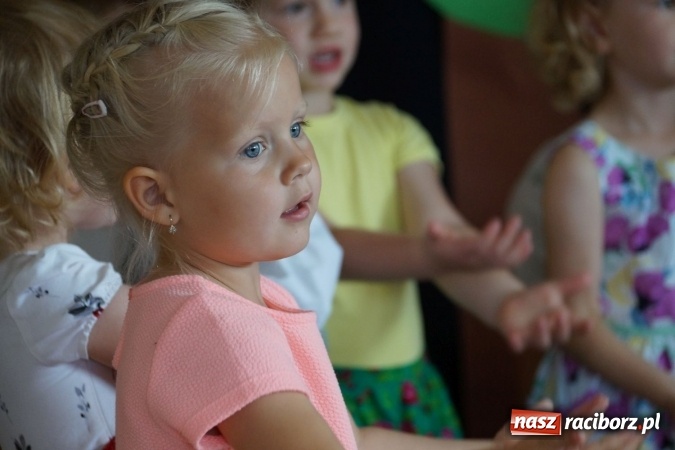 Zdjęcie w galerii na portalu naszraciborz.pl: Zakochani w swoich mamach! Dzień Matki w Przedszkolu w Łęgu  wiadomości z regionu