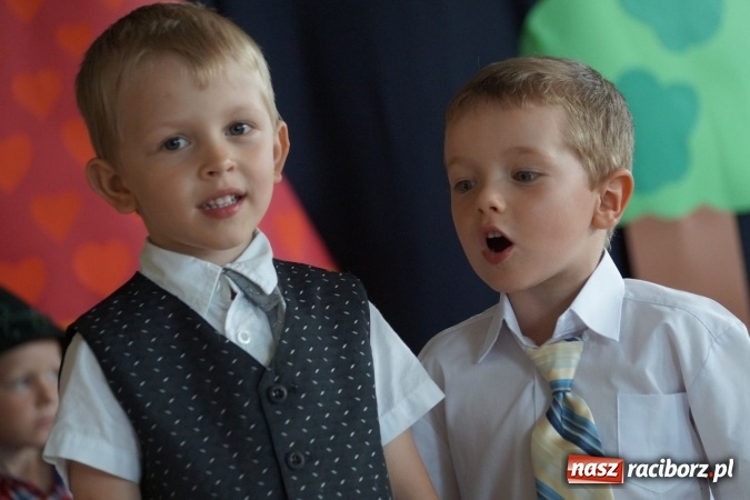 Zdjęcie w galerii na portalu naszraciborz.pl: Zakochani w swoich mamach! Dzień Matki w Przedszkolu w Łęgu  wiadomości z regionu