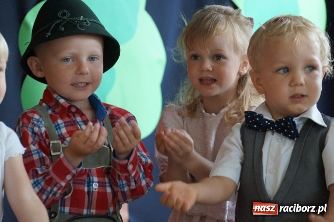 Zdjęcie w galerii na portalu naszraciborz.pl: Zakochani w swoich mamach! Dzień Matki w Przedszkolu w Łęgu  wiadomości z regionu