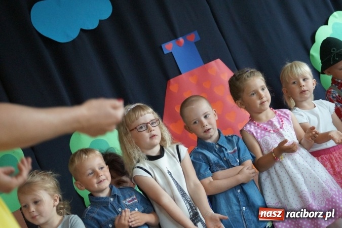 Zdjęcie w galerii na portalu naszraciborz.pl: Zakochani w swoich mamach! Dzień Matki w Przedszkolu w Łęgu  wiadomości z regionu