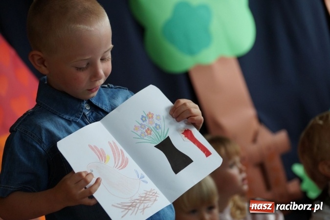 Zdjęcie w galerii na portalu naszraciborz.pl: Zakochani w swoich mamach! Dzień Matki w Przedszkolu w Łęgu  wiadomości z regionu