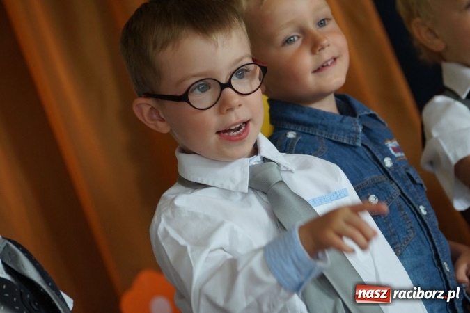 Zdjęcie w galerii na portalu naszraciborz.pl: Zakochani w swoich mamach! Dzień Matki w Przedszkolu w Łęgu  wiadomości z regionu