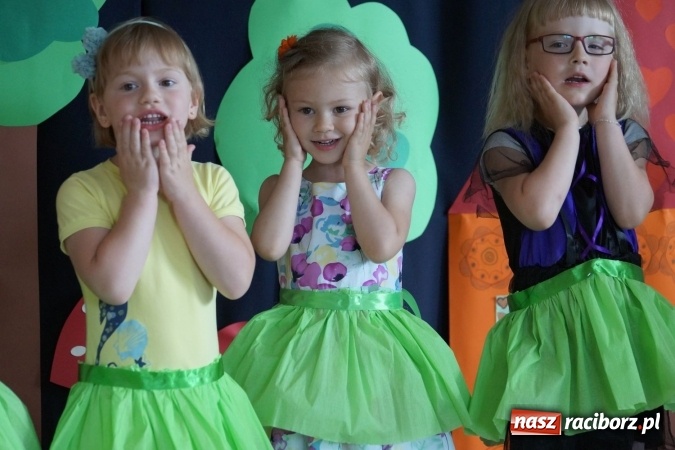 Zdjęcie w galerii na portalu naszraciborz.pl: Zakochani w swoich mamach! Dzień Matki w Przedszkolu w Łęgu  wiadomości z regionu