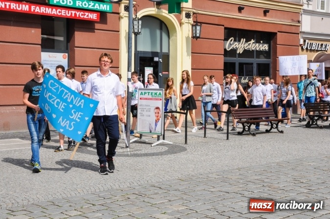 Zdjęcie w galerii na portalu naszraciborz.pl: Wielkie czytanie na raciborskim rynku wiadomości z regionu