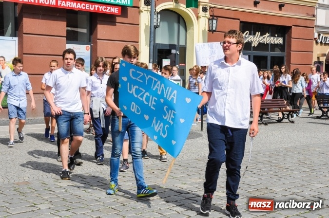 Zdjęcie w galerii na portalu naszraciborz.pl: Wielkie czytanie na raciborskim rynku wiadomości z regionu