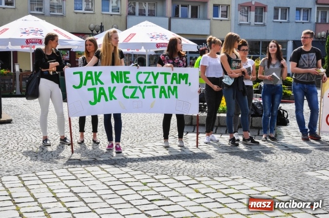 Zdjęcie w galerii na portalu naszraciborz.pl: Wielkie czytanie na raciborskim rynku wiadomości z regionu