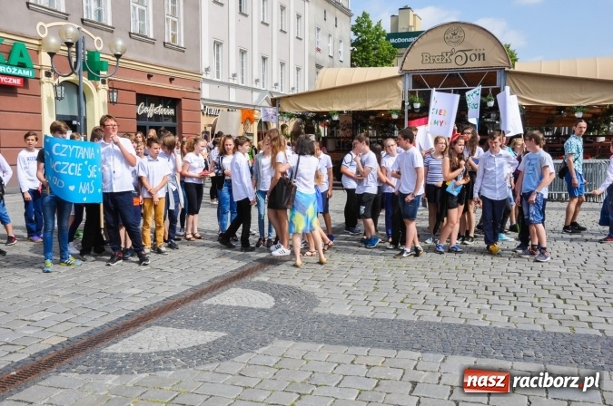 Zdjęcie w galerii na portalu naszraciborz.pl: Wielkie czytanie na raciborskim rynku wiadomości z regionu
