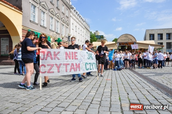 Zdjęcie w galerii na portalu naszraciborz.pl: Wielkie czytanie na raciborskim rynku wiadomości z regionu