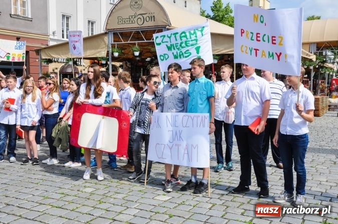 Zdjęcie w galerii na portalu naszraciborz.pl: Wielkie czytanie na raciborskim rynku wiadomości z regionu