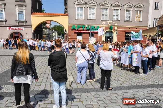 Zdjęcie w galerii na portalu naszraciborz.pl: Wielkie czytanie na raciborskim rynku wiadomości z regionu